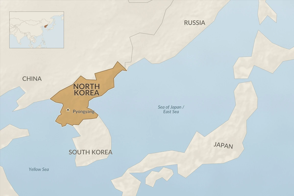Map showing North Korea on the northern Korean Peninsula, with Pyongyang, China, Russia, South Korea, Japan, nearby seas and a wider Asia locator.